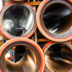 Gestapelte Metallrohre in Industrieumgebung