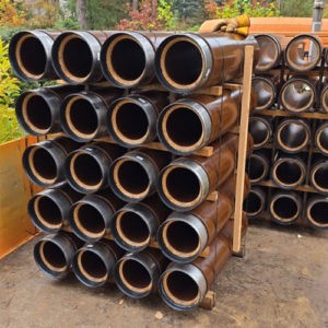 Gestapelte Metallrohre auf einer Baustelle